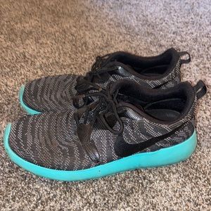 CUSTOM NIKE WOMENS ROSHES